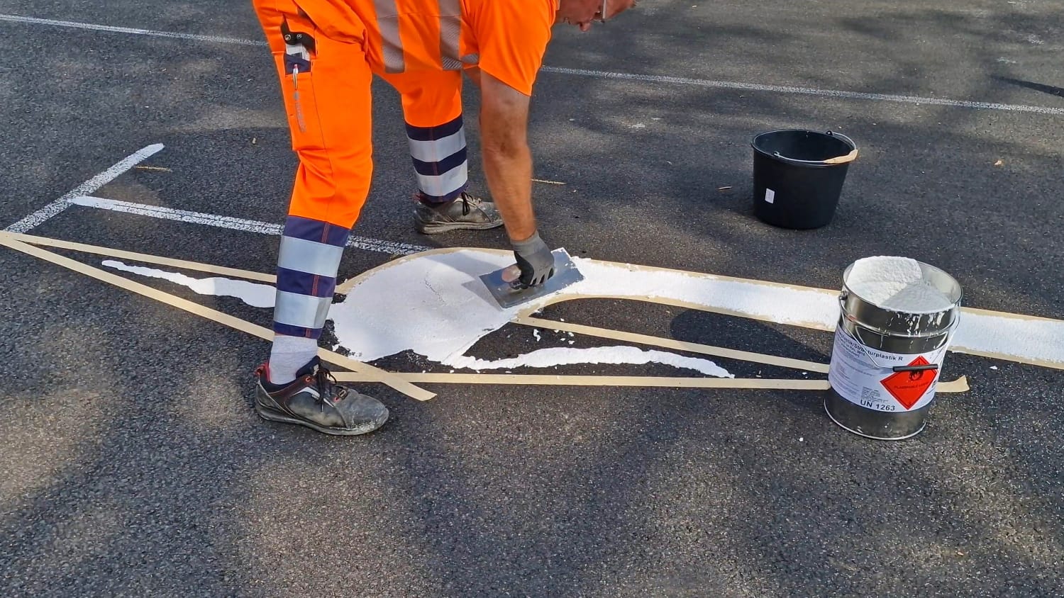 Die Abbildung einer Straße mit frisch aufgetragenen Fahrbahnmarkierungen